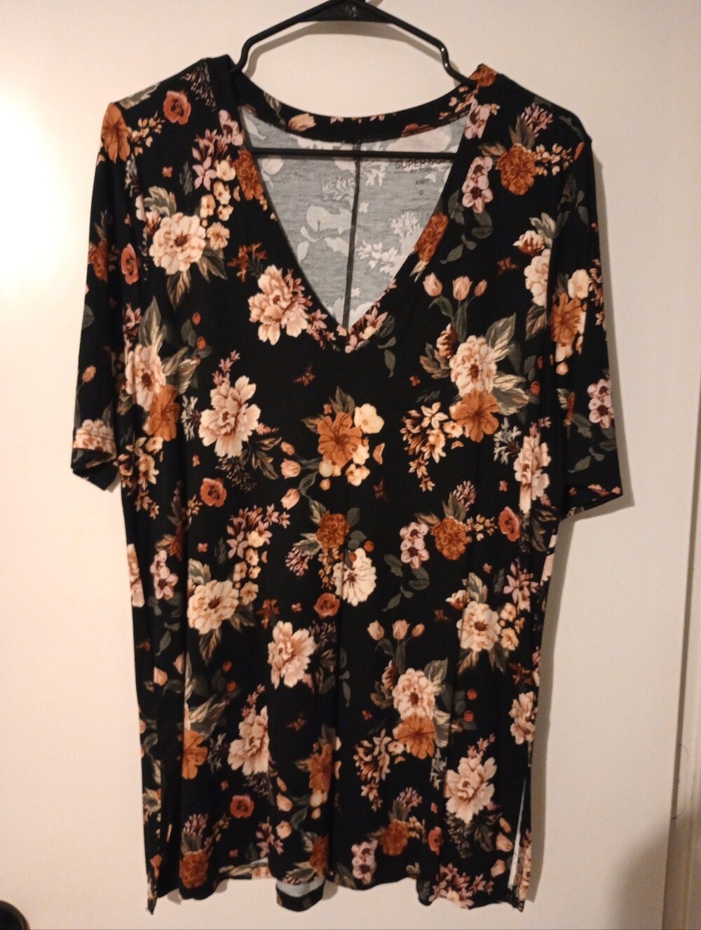 Torrid Super Soft Black Floral V-Neck Top - Size 0 ( Equivalent To L Size 12)